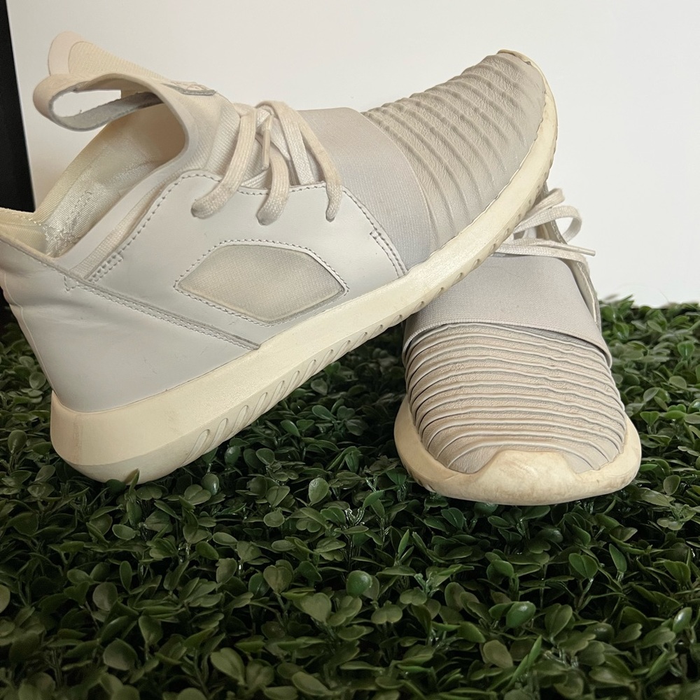 Adidas woman's size 8.